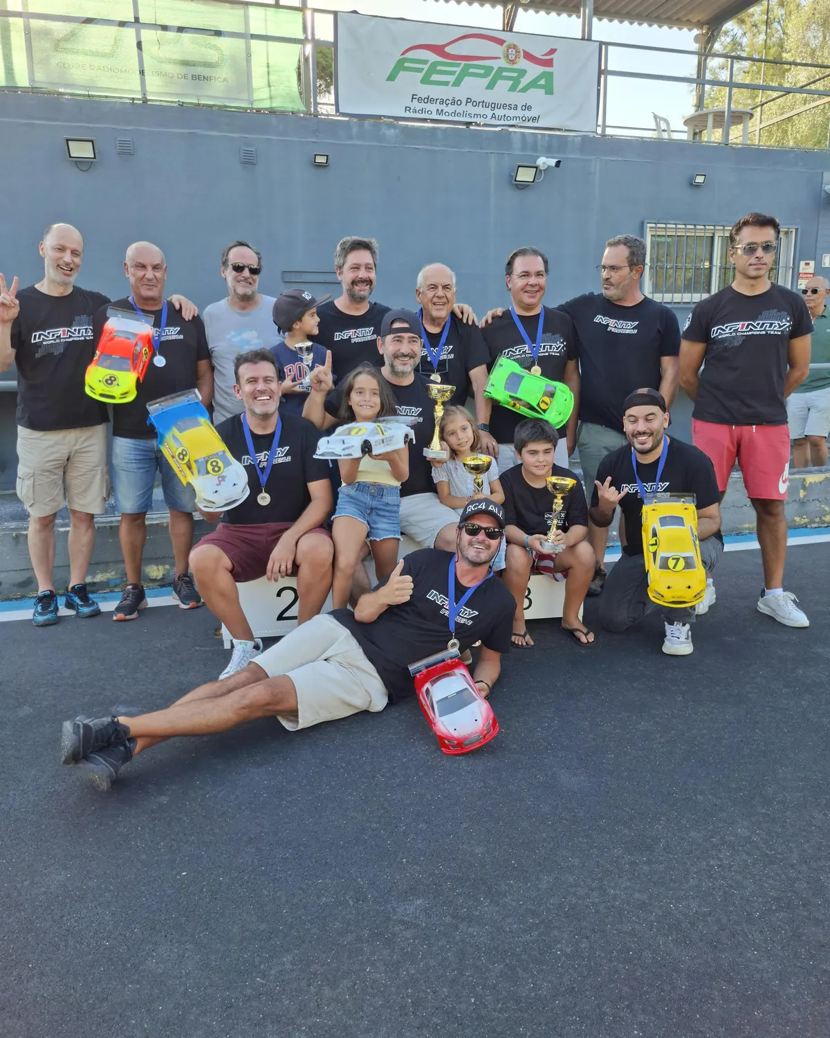 A equipa RC4All no pódio do Campeonato Nacional FEPRA 2026, com medalhas, troféus e os modelos à escala