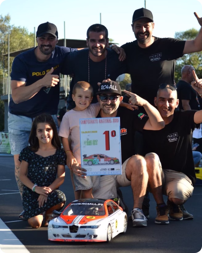 Pai e filha a pilotar RC num parque ao ar livre